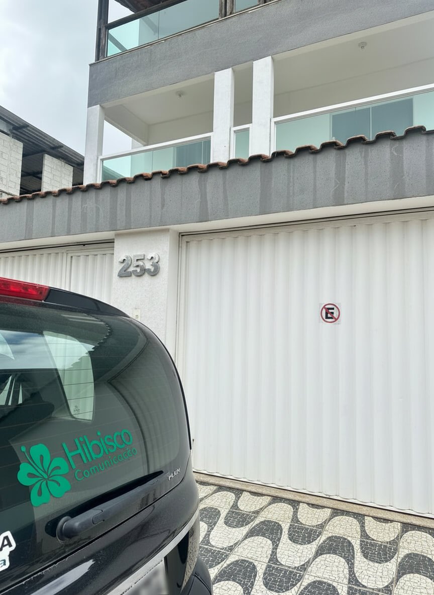 Fachada da Hibisco Comunicação, Rua José Appolônio dos Reis, 253, com o carro da agência